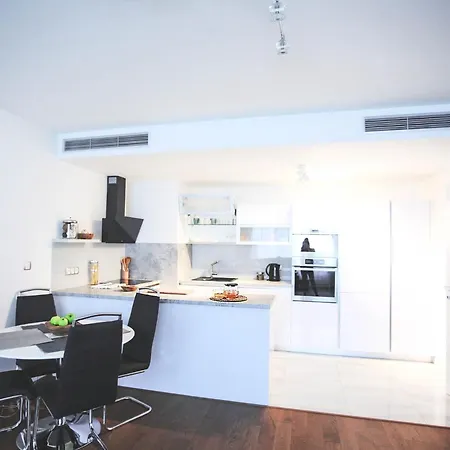 C U B E Modern Apt In Center Free Parking *