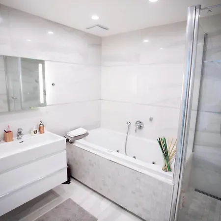 C U B E Modern Apt In Center Free Parking Apartament
